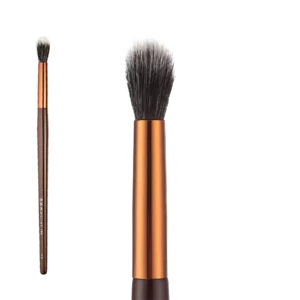 Élan Professional Brush Face No.5 features soft, duo-fiber synthetic bristles ideal for blending cream and liquid formulas seamlessly across the face